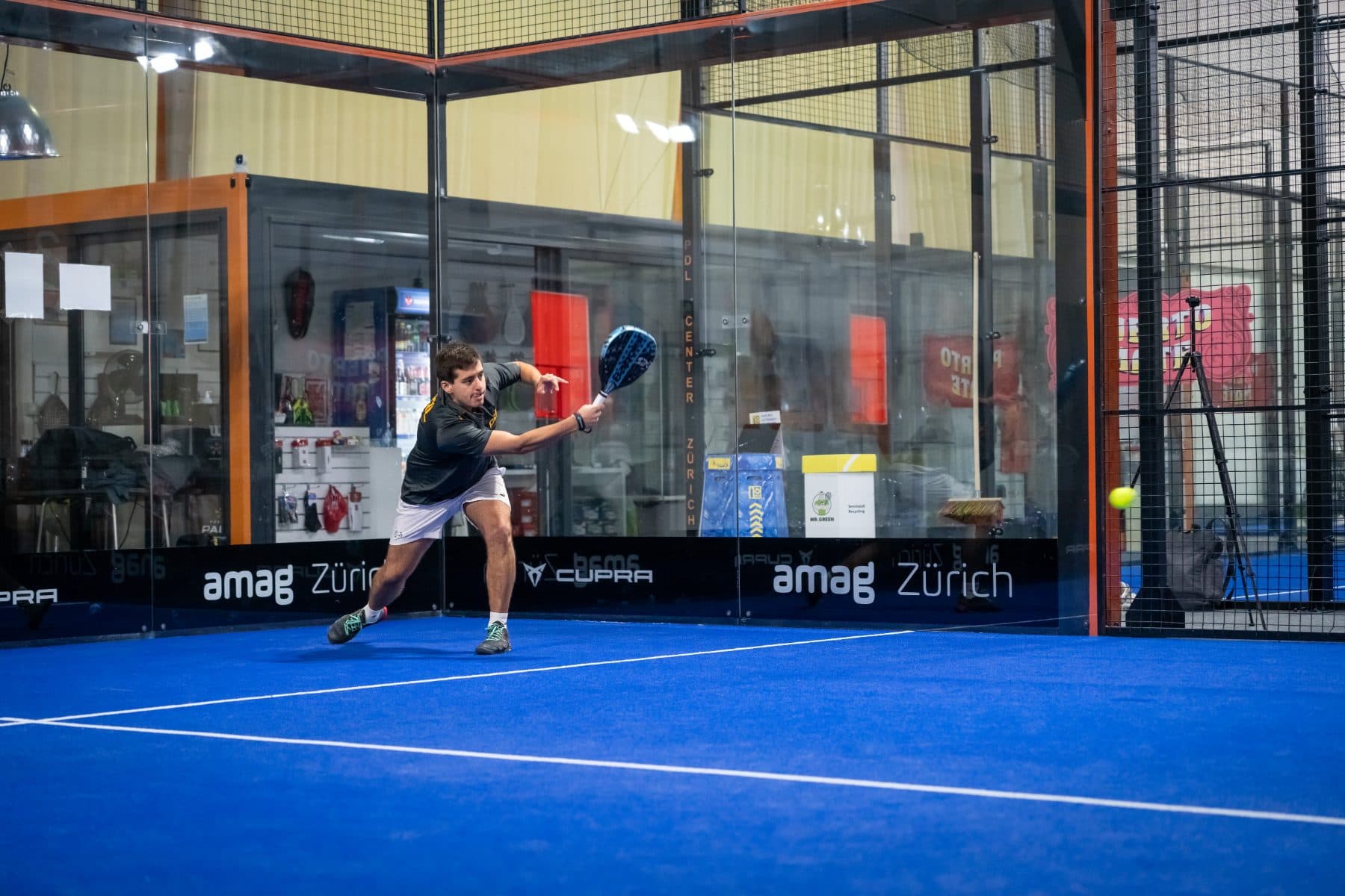 Indoor-Padelplatz bei PDL Zürich in Schlieren