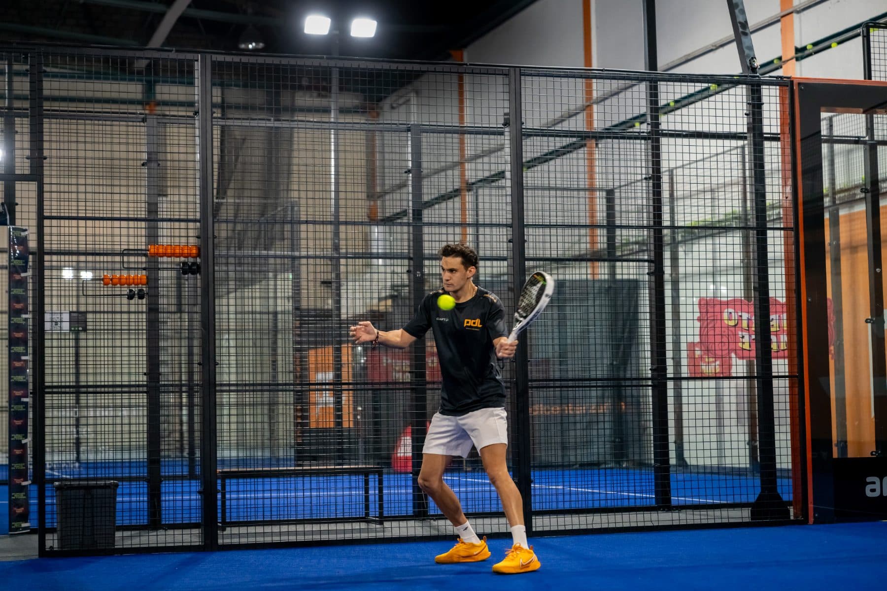 Spieler auf einem Indoor-Padelplatz in Schlieren