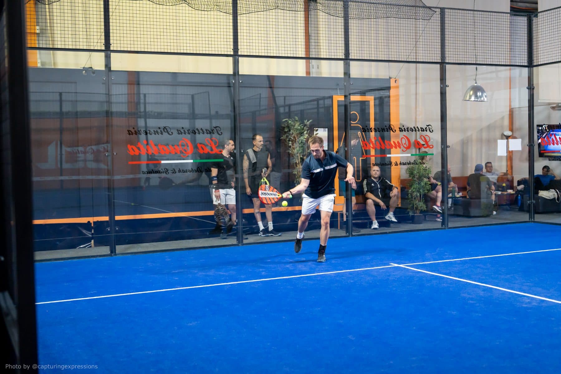 Padel-Halle von PDL Zürich bei Nacht